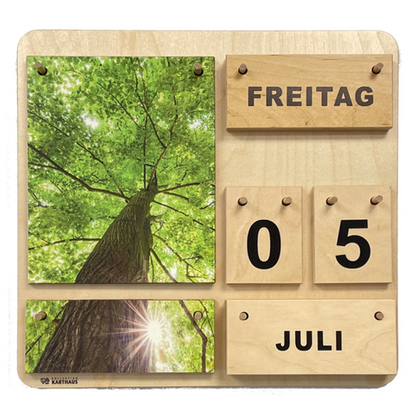 Holzkalender mit wechselbaren Plättchen für Wochentage, Datum, Monat und Jahreszeit. Zwei Naturfotos, die zusammen ein Gesamtbild ergeben. Baum von unten fotografiert, durch den Sonnenstrahlen scheinen