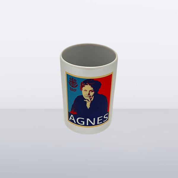 Weiße Tasse mit Pop Art Motiv von Agnes Neuhaus, SkF-Logo und Schriftzug „AGNES“