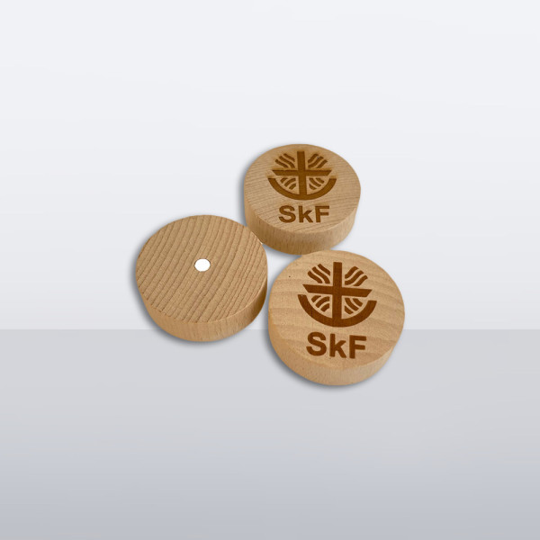 Drei runde Holzmagnete mit SkF-Gravur und rückseitigem Magnet