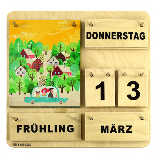 Holzkalender mit wechselbaren Plättchen für Wochentage, Datum, Monat und Jahreszeit. Frühlingsmotiv mit Auto, Familie, Häuser und Bäume
