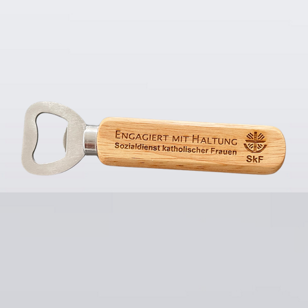 Holzflaschenöffner mit Edelstahlkopf und eingraviertem SkF-Logo. Slogan „Engagiert mit Haltung“