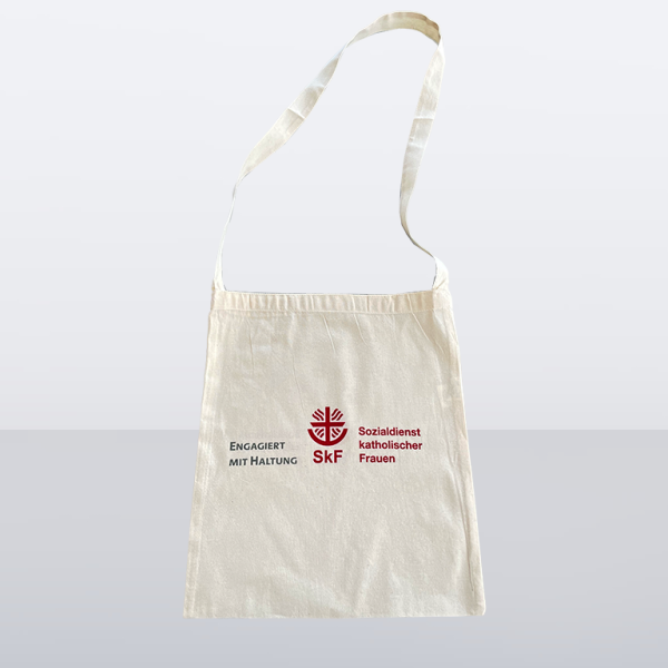 Beigefarbene Stofftasche mit SkF-Logo und dem Slogan „Engagiert mit Haltung“
