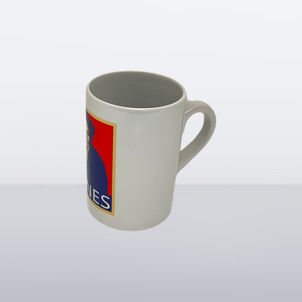 Weiße Tasse mit Henkel, Pop Art Motiv und Schriftzug "AGNES" seitlich sichtbar