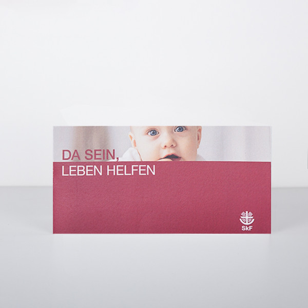 Postkarte mit Baby und dem Text DA SEIN, LEBEN HELFEN
