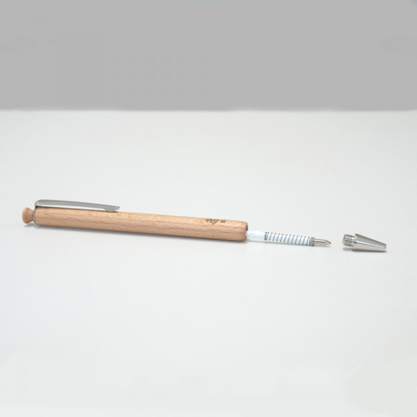 Der zerlegte Kugelschreiber aus Holz zeigt Mine, Feder und Spitze