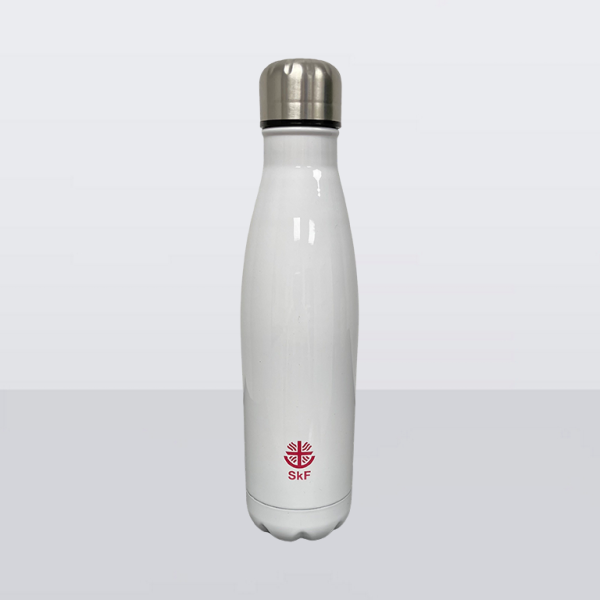 Weiße Edelstahl-Trinkflasche mit silbernem Deckel und rotem SkF-Logo auf der Vorderseite