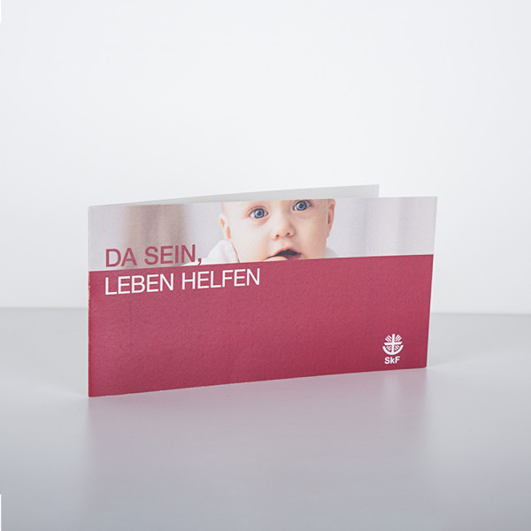 Klappkarte mit Baby und dem Text DA SEIN, LEBEN HELFEN