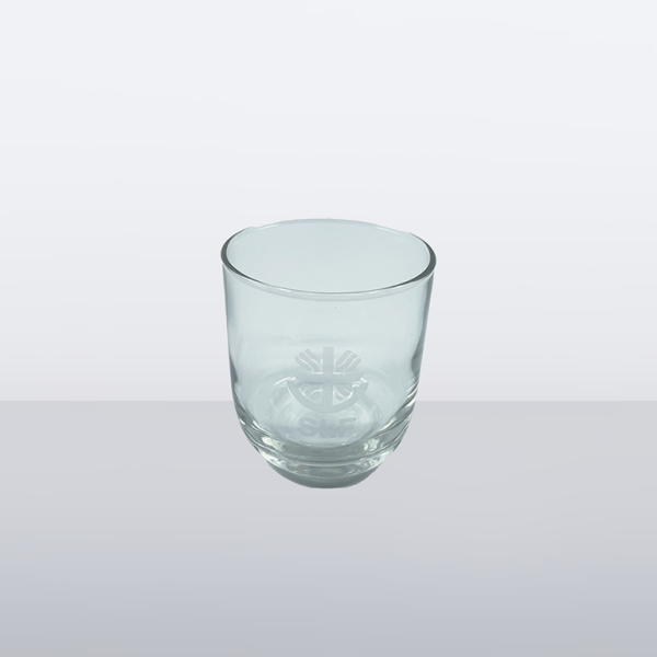 Trinkglas mit eingraviertem SkF-Logo