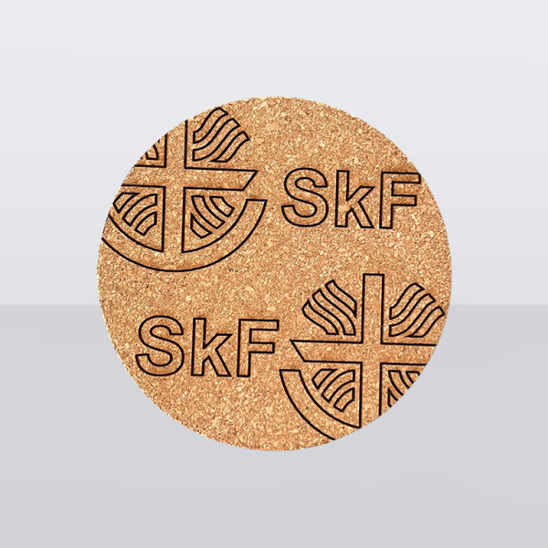 Runder Korkuntersetzer mit mehrfach gelasertem SkF-Logo