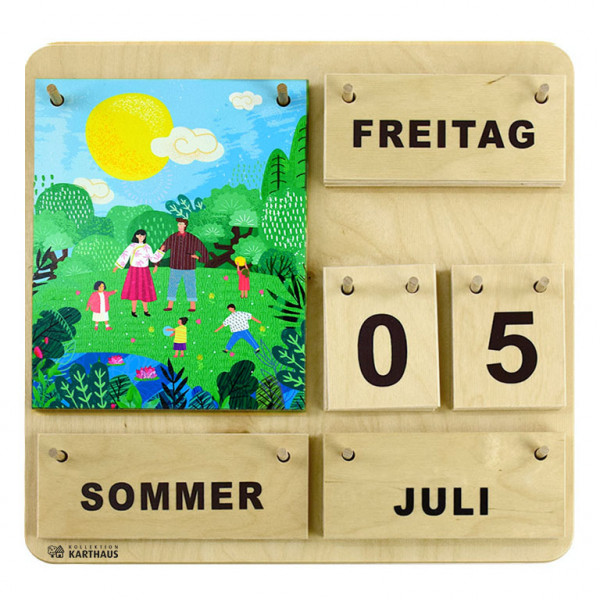 Holzkalender mit wechselbaren Plättchen für Wochentage, Datum, Monat und Jahreszeit. Sommermotiv mit Familie, spielenden Kindern, Wiese, Teich, Bäumen und Sonne