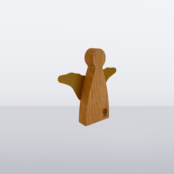 Holzengel seitliche Ansicht, goldene Metallflügel, graviertes SkF-Logo