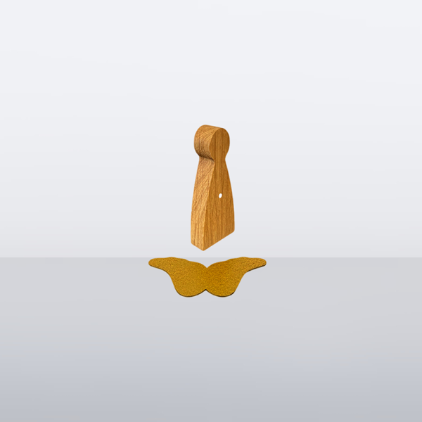 Holzengel seitliche Ansicht, eingelassener Magnet zur Befestigung der goldenen Metallflügel, Flügel separat davor liegend