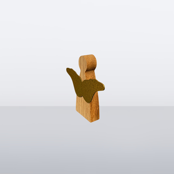 Holzengel mit goldenen Metallflügeln. Flügel durch Magnet gehalten