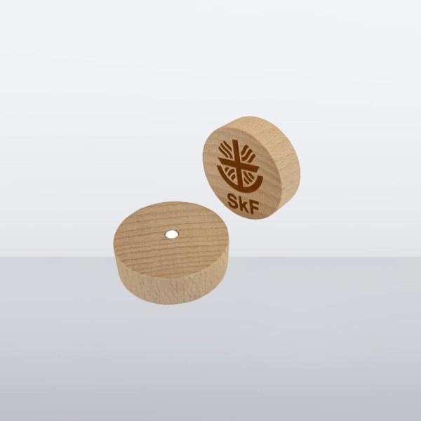 Holzmagnet mit graviertem SkF-Logo vorne und eingelassenem Magnet hinten