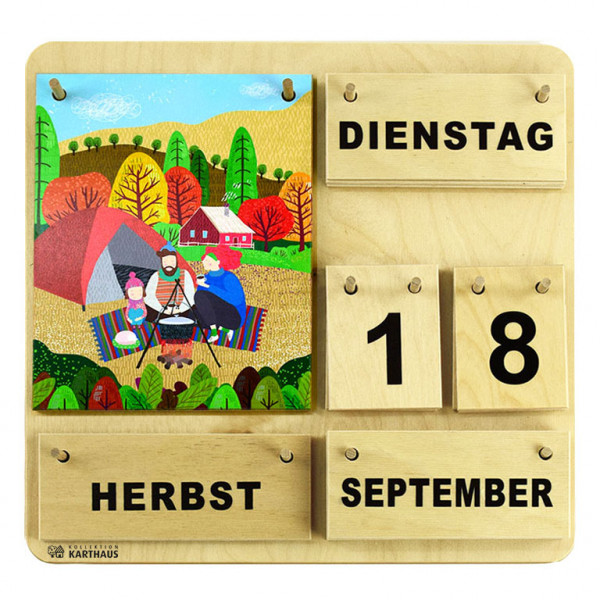 Holzkalender mit wechselbaren Plättchen für Wochentage, Datum, Monat und Jahreszeit. Herbstmotiv mit Familie beim Lagerfeuer, Zelt, bunten Bäumen