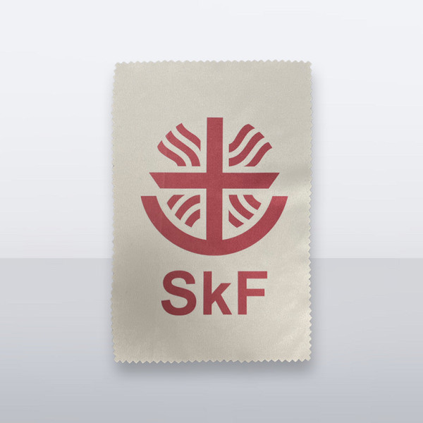 Brillenputztuch mit großem roten SkF-Logo in der Mitte