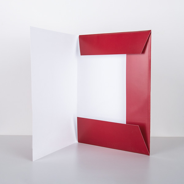 Geöffnete Pressemappe mit einer roten Außenseite und weißen Innenseiten