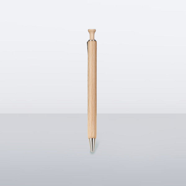 Schlichter Kugelschreiber aus Holz mit silberner Spitze