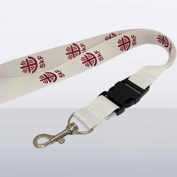 Nahaufnahme des weißen SkF-Schlüsselbands mit rotem Logo, schwarzem Clip und Karabinerhaken