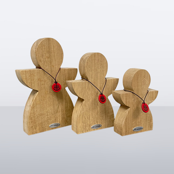 Drei Holzengel in unterschiedlichen Größen mit rotem SkF-Anhänger