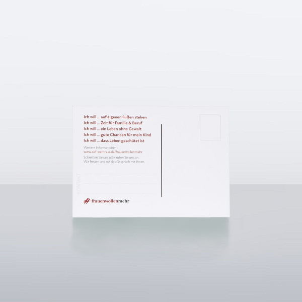 Rückseite der Postkarte mit Aussagen zu Wünschen von Frauen und dem Hashtag „#frauenwollenmehr“
