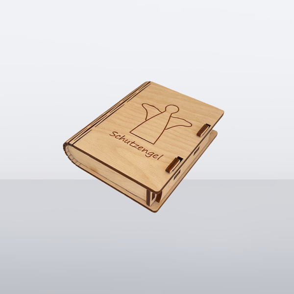 Holzbox in Buchform mit Gravur eines Engels und Schriftzug Schutzengel, seitlich mit Holzverschlüssen