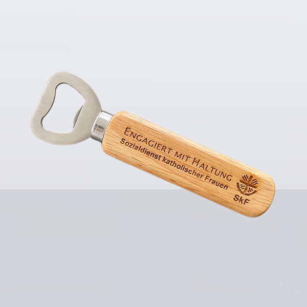 Holzflaschenöffner mit Edelstahlkopf und eingraviertem SkF-Logo. Slogan „Engagiert mit Haltung“